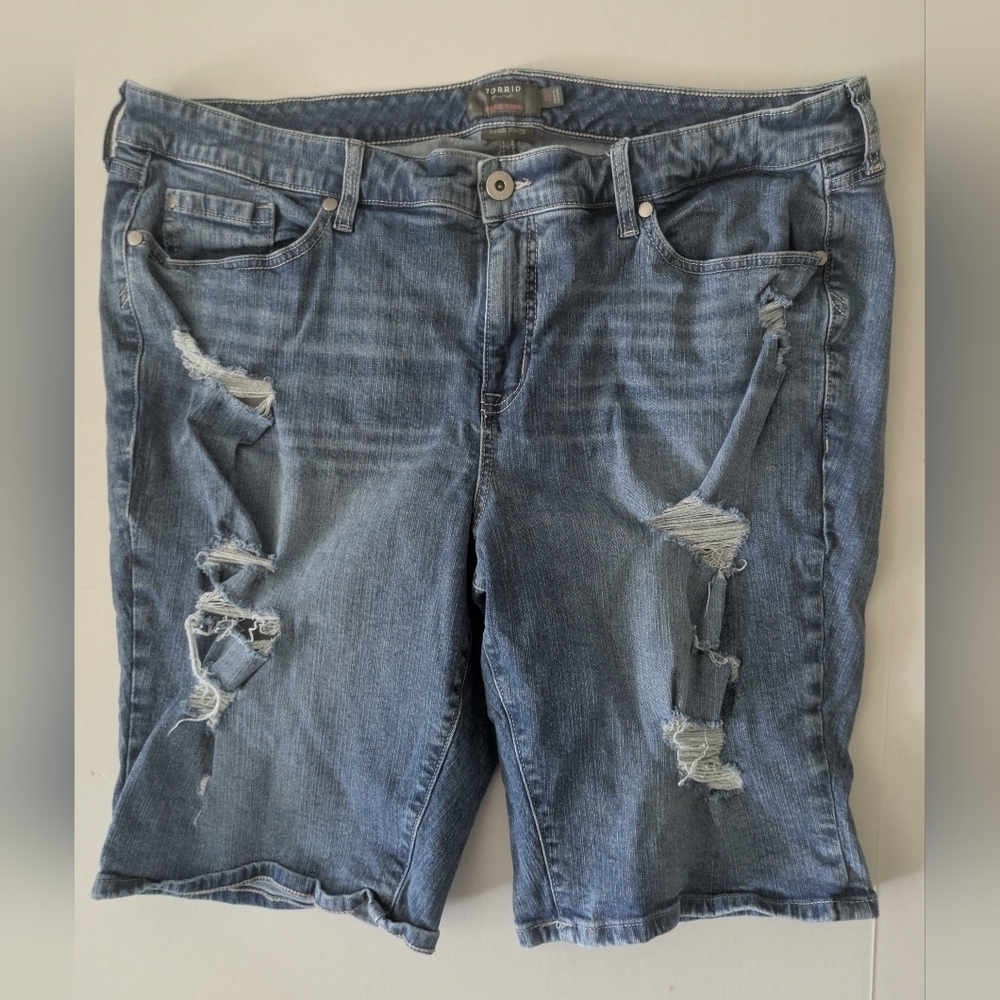 TORRID Mid-Rise Bermuda Short - Vintage Stretch Medium Wash Size 22